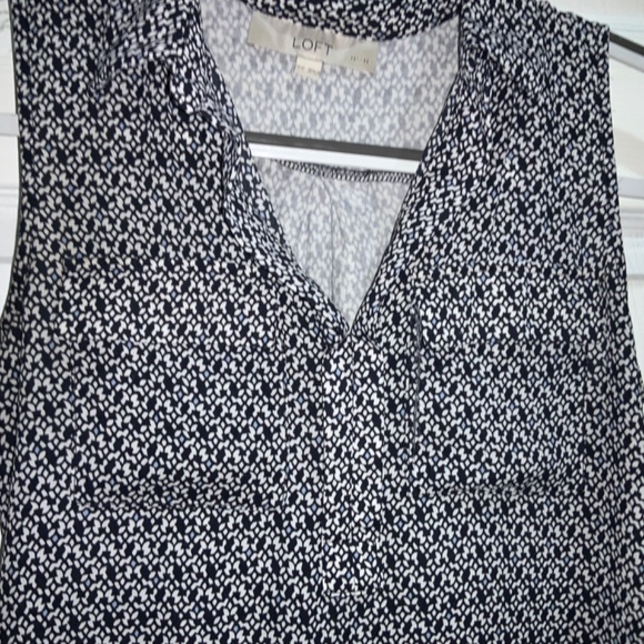 Loft sleeveless geometric patterned blouse Sz XSP collar chest pockets - Picture 2 of 5